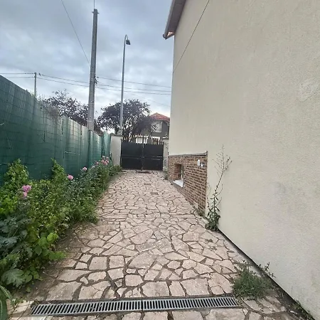 公寓 Garden With 3 Beds And A Sofa Bed Near Paris