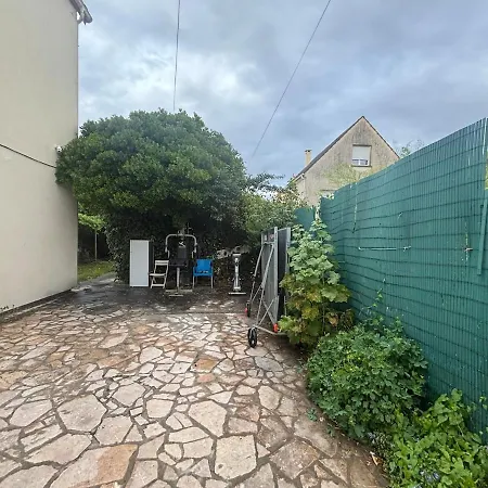 Garden With 3 Beds And A Sofa Bed Near Paris *