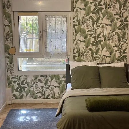 Garden With 3 Beds And A Sofa Bed Near Paris 公寓