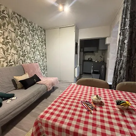 Garden With 3 Beds And A Sofa Bed Near Paris
