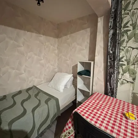 Garden With 3 Beds And A Sofa Bed Near Paris 舒瓦西勒鲁瓦